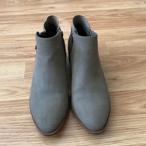 Simply Vera Wang Taupe Booties. Suede. Size 7.5. Lightly worn